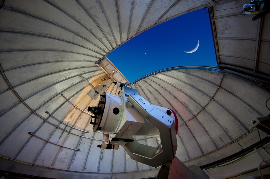 the MCCMO Telescope inside the Dome and Moon 11 Nov 2010 (591,199 bytes)