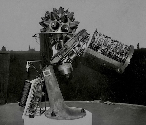 Zeiss Modell I Planetarium projector, as operating in May 1925 (61,699 bytes)